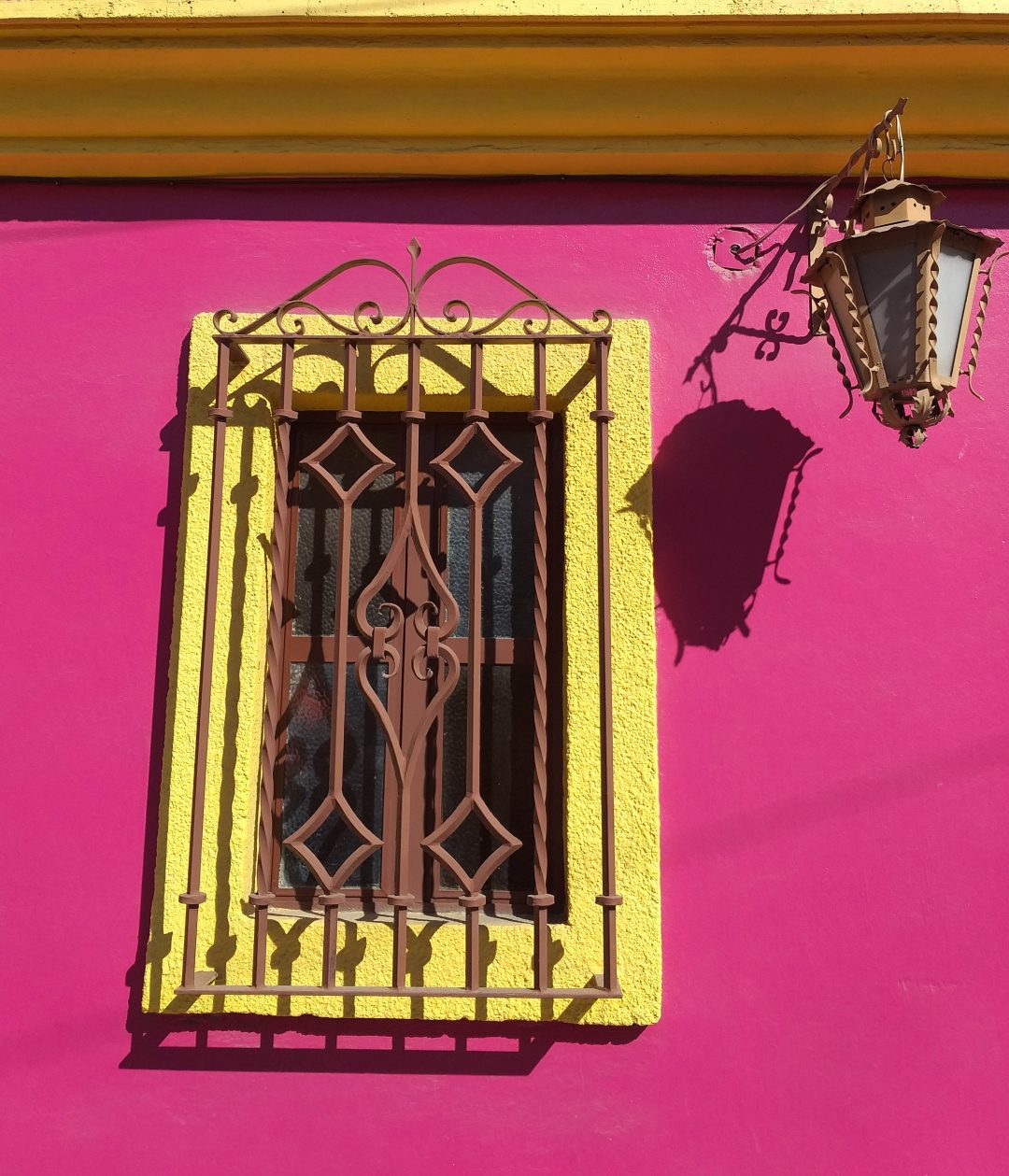 Fenêtre jaune sur fond rose Oaxaca Mexique